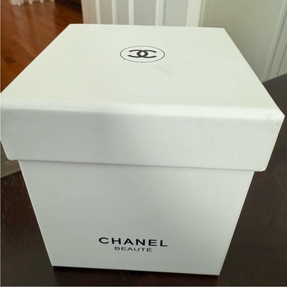 ❄️ CHANEL Snow Globe – Special Edition RARE see video! - Picture 3 of 5